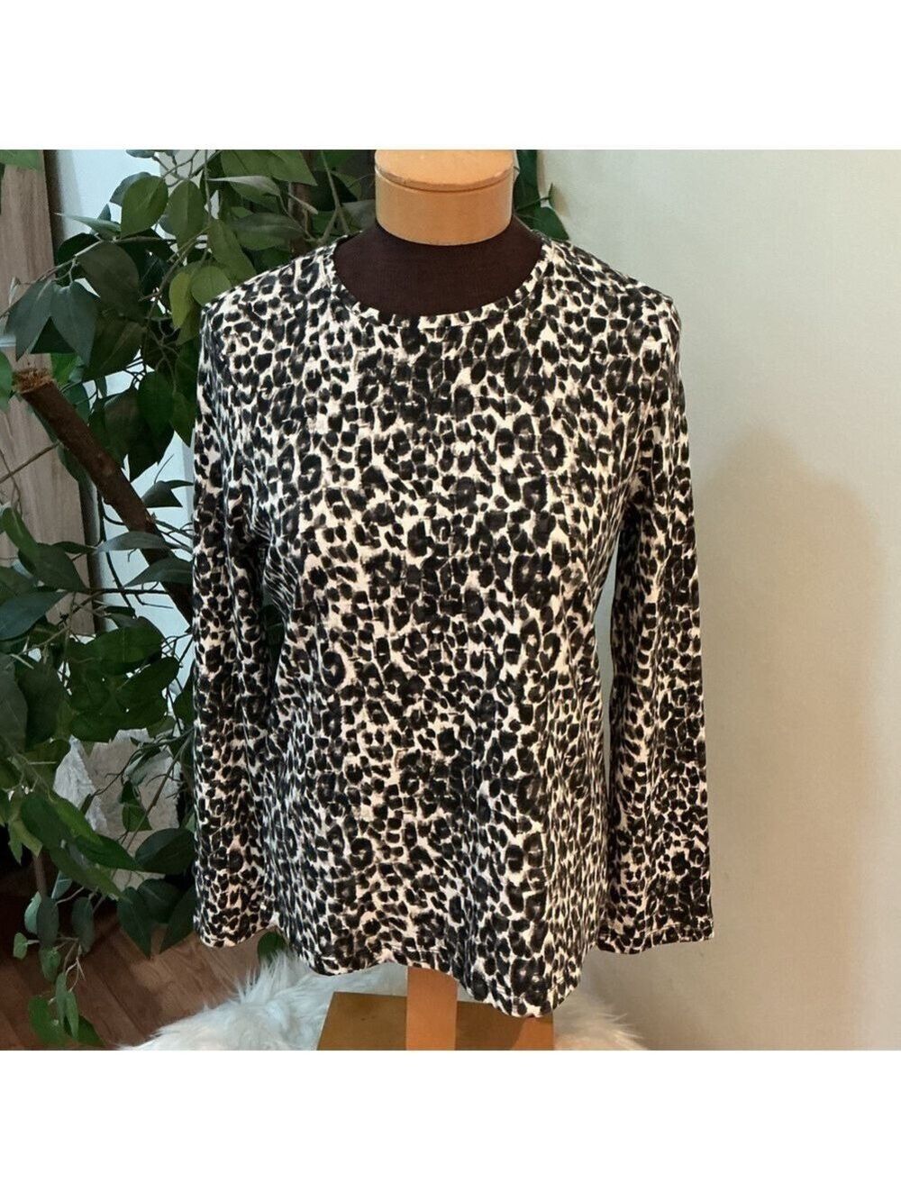 Laura Scott tagfree crewneck long sleeve tee animal print Med Petite